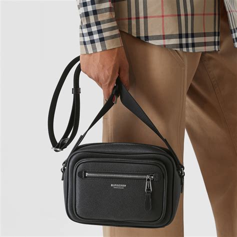 burberry kleine crossbody-tasche aus genarbtem burberry-leder|burberry signatures for men.